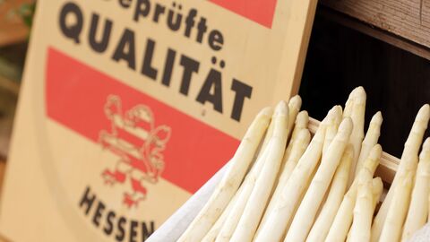 Spargel aus Hessen Ein Korb Spargel steht neben dem Schild mit der Aufschrift "Geprüfte Qualität - Hessen".