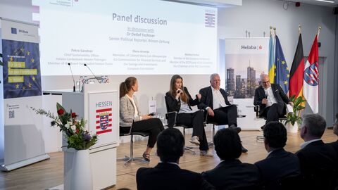 Podiumsdiskussion mit Petra Sandner, Elena Arveras, Markus Ferber und Dr. Detlef Fechtner Podiumsdiskussion mit Petra Sandner, Elena Arveras, Markus Ferber und Dr. Detlef Fechtner