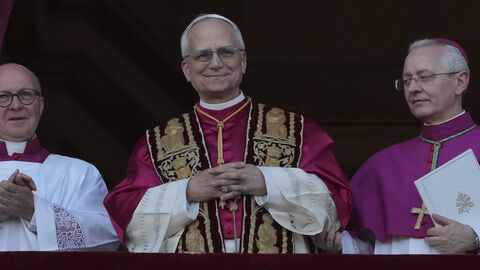 Auf dem Bild steht der neu gewählte Papst Leo XIV.