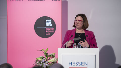 Staatssekretärin Manuela Strube am Rednerpult bei der Eröffnung von Together by Design