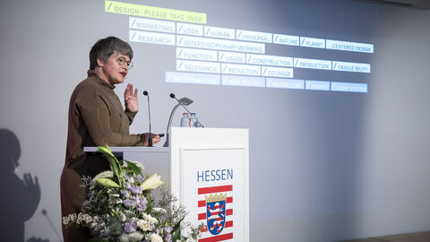 Nicola Stattmann am Rednerpult bei der Eröffnung der Veranstaltung Together by Design