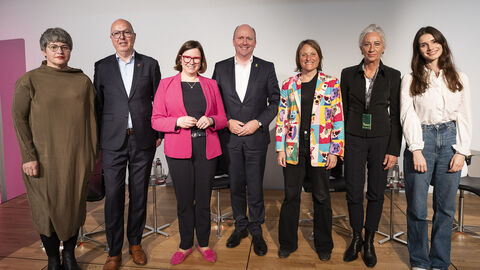 Podiumsteilnehmer Together by Design: Nicola Stattmann, Lutz Dietzold, Stsin Manuela Strube, Sts Uwe Becker, Ruth Reichstein, Carola Romahn, Maria Möller (v.l. n.r.)