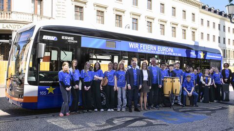 Europaminister Manfred Pentz und Landtagspräsidentin Astrid Wallmann mit Schülerinnen und Schülern der Leibnitzschule vor dem Hessischen Landtag