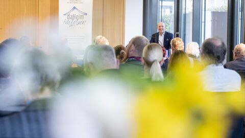 Staatsminister Manfred Pentz begrüßte die Gäste in der HLV Berlin