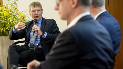 Der Veranstaltungstitel „Dem Leben mehr Tage und den Tagen mehr Leben geben“ ist ein Zitat des Podiumsteilnehmers Dr. Thomas Sitte. Hier links im Bild. Der Veranstaltungstitel „Dem Leben mehr Tage und den Tagen mehr Leben geben“ ist ein Zitat des Podiumsteilnehmers Dr. Thomas Sitte. Hier links im Bild.