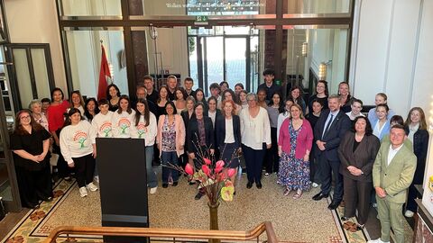 Blick in den Eingangsbereich der Staatskanzlei: Dort steht eine Gruppe Menschen zum Gruppenfoto aufgestellt.