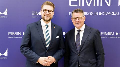 Ministerpräsident Boris Rhein tauscht sich in Vilnius mit dem litauischen Wirtschaftsminister Lukas Savickas aus. Zwei Männer stehen nebeneinander und lachen in die Kamera.