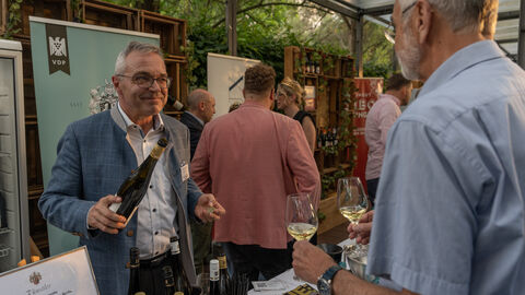 Wein verbindet Menschen und Geschichten. Zu Gast am Stand von Dr. Uwe Matheus vom Weingut Künstler in Hochheim am Main