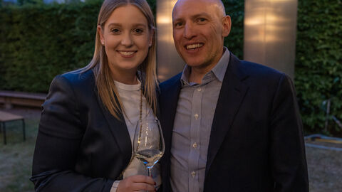 Die ehemalige Rheingauer Weinkönigin Viktoria Wolf und Staatsminister Manfred Pentz