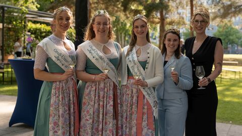 V.l.n.r.: Weinprinzessin Chiara Fischer, Umstädter Weinkönigin Lea Katharina Siegler, und Weinprinzessin Elisabetta Schadt, Gebietsweinkönigin der Hessischen Bergstraße Katja Simon und Rheingauer Weinkönigin Lena Orth.
