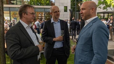 Wein trifft Netzwerk: Der Hessische Weinbauminister Ingmar Jung (rechts im Bild) im Gespräch mit dem Parlamentarischen Staatssekretär und Bundestagsabgeordneten Michael Brand (Mitte) und Gast