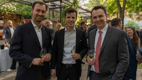 Zwei Bundestagsabgeordnete aus Hessen zu Gast in der hessischen Botschaft in Berlin: Pascal Reddig (rechts im Bild) und Johannes Wiegelmann (Mitte)