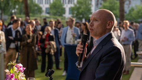 Staatsminister Manfred Pentz eröffnete die Schlenderweinprobe 2025