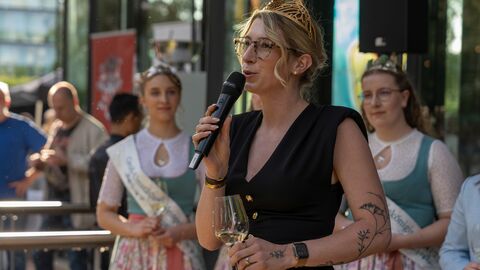 Die Rheingauer Weinkönigin Lena Orth begrüßt die Gäste der Schlenderweinprobe 2025