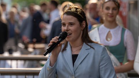 Gebietsweinkönigin Katja Simon begrüßt die Gäste der Schlenderweinprobe 2025