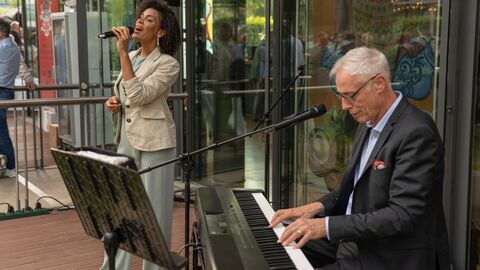 Sorgten für gute Stimmung. Das Duo „Blanc de Noir“. Sängerin Caroline Mhlanga und Pianist Alexander von Wangenheim.	
