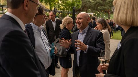 Die Schlenderweinprobe bietet Gelegenheiten, Genuss und Gespräche zu verbinden. Staatsminister Manfred Pentz im Austausch mit Gästen.