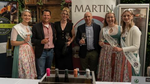 Zu Besuch am Winzerstand: Weinprinzessinnen Chiara Fischer, Michael Martin vom Weinhof Martin in Eltville am Rhein, 	Rheingauer Weinkönigin Lena Orth Staatsminister Manfred Pentz, Umstädter Weinkönigin Lea Katharina Siegler und Weinprinzessin Elisabetta Schadt (v.l.n.r.)