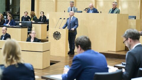 Blick in den Plenarsaal des Bundesrats, Minister Manfred Pentz hält eine Rede
