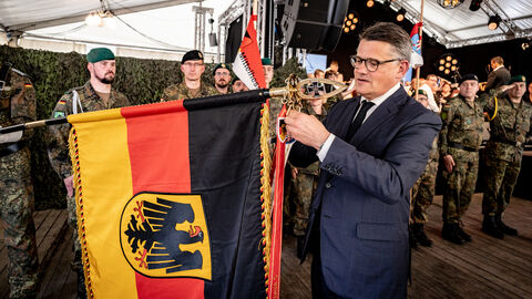 Hessens Ministerpräsident Boris Rhein verleiht das „Fahnenband des Hessischen Ministerpräsidenten“ an das Heimatschutzregiment 5.