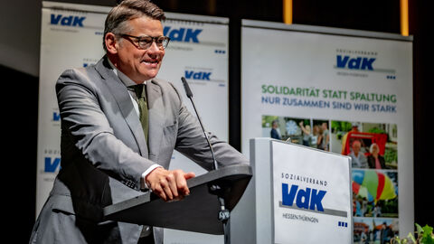 Ministerpräsident Boris Rhein beim Treffen des VdK