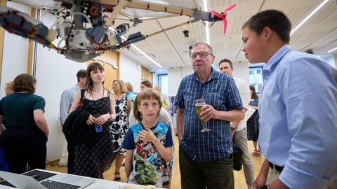 Von Termitenhügeln, umweltfreundlichen Langstreckenflügen und optimiertem Zoomanagement