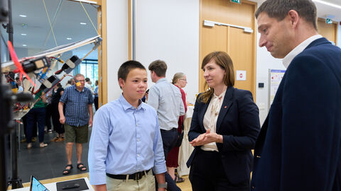Oliver Karplak und Dr. Jessica Bönsch an den Ständen