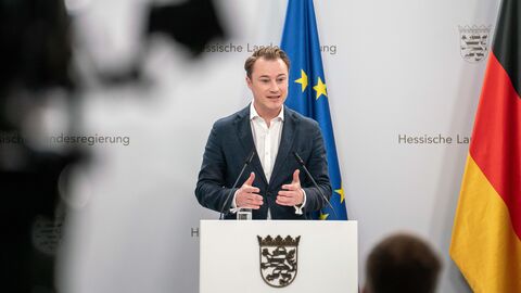 Staatskanzleichef Benedikt Kuhn an einem Rednerpult