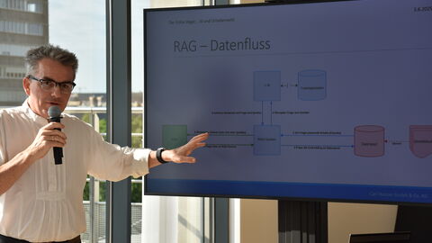 Jörg Strohbach vom Carl Hanser Verlag erläutert eine neue KI-gestützte Anwendung des Verlags