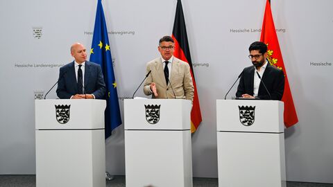 Die Hessische Landesregierung hat das erste Bürokratieabbaugesetz Hessens auf den Weg gebracht. Manfred Pentz, Boris Rhein und Kaweh Mansoori stehen hinter jeweils einem Rednerpult.