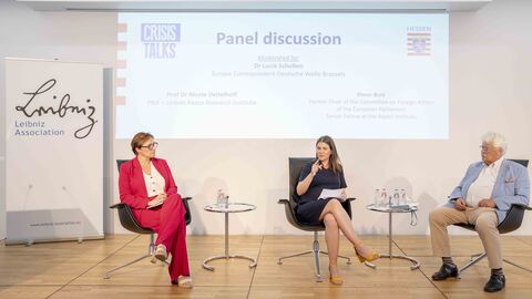 Podiumsdiskussion Crisis Talk, v.l. n.r. Prof. Dr. Nicole Deitelhoff, Dr. Lucia Schulten, Elmar Brok