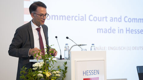 Hessischer Minister der Justiz und für den Rechtsstaat, Christian Heinz begrüßt bei der Veranstaltung „Commercial Court and Commercial Chambers made in Hessen“