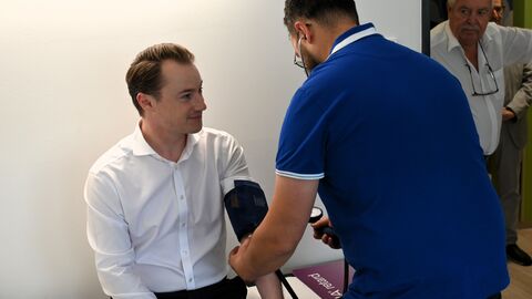 Gesundheitszentrum Breitscheid, Breitscheid (Lahn-Dill-Kreis), für Demografie-Preis 2025 nominiert Der Chef der Hessischen Staatskanzlei, Staatssekretär Benedikt Kuhn, lässt sich das Gesundheitszentrum Breitscheid zeigen.