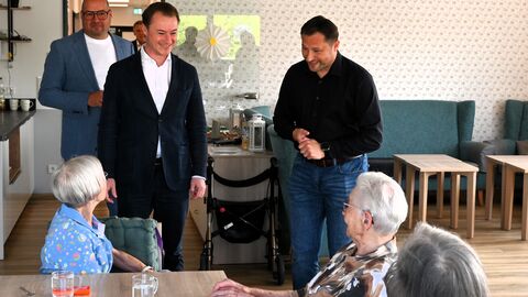 Gesundheitszentrum Breitscheid, Breitscheid (Lahn-Dill-Kreis), für Demografie-Preis 2025 nominiert Der Chef der Hessischen Staatskanzlei, Staatssekretär Benedikt Kuhn, lässt sich das Gesundheitszentrum Breitscheid zeigen.