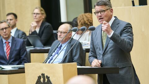 Ministerpräsident Boris Rhein hält im Bundesrat eine Rede