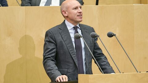 Minister Manfred Pentz hält eine Rede im Bundesrat