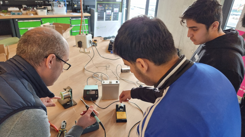 Roboter Challenge im makeIT. Erste Lötversuche