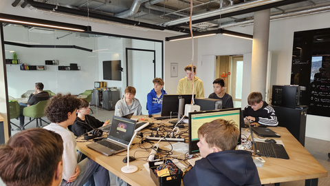 Gemeinsam wird überlegt und getüftelt im makeIT Gemeinsam wird überlegt und getüftelt im makeIT