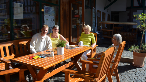 Gerne draußen Platz nehmen: 3 Generationen im Gespräch am Dorfladen