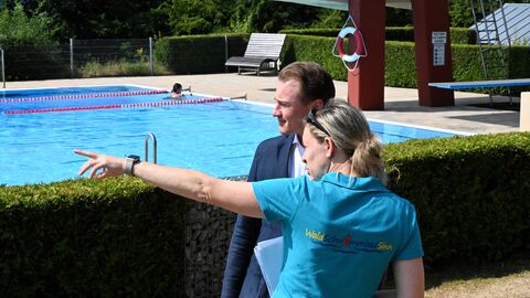 Waldschwimmbad Sinn, Sinn (Lahn-Dill-Kreis), für den Demografie-Preis 2025 nominiert Der Chef der Hessischen Staatskanzlei, Staatssekretär Benedikt Kuhn, lässt sich das Waldschwimmbad Sinn zeigen.