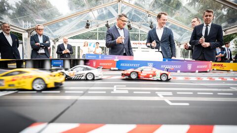 Volle Fahrt voraus: Ministerpräsident Boris Rhein und Staatssekretär Benedict Kuhn, Chef der Staatskanzlei, testen die XXL-Carrera Bahn von DHL