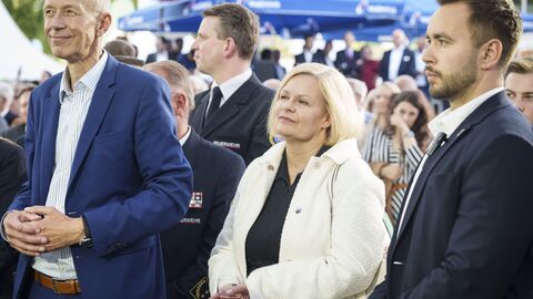 Armin Schwarz, Hessischer Minister für Kultus, Bildung und Chancen (links im Bild), und die Bundestagsabgeordnete Nancy Faeser, Bundesinnenministerin a. D.