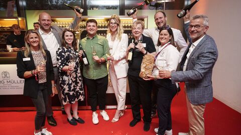 In der Weinlounge präsentierten elf hessische VDP-Weingüter ihre besten Tropfen. Mit dabei waren Weinmajestäten aus dem Rheingau und der Bergstraße sowie der Hessische Weinbauminister Ingmar Jung (2.v.l.)