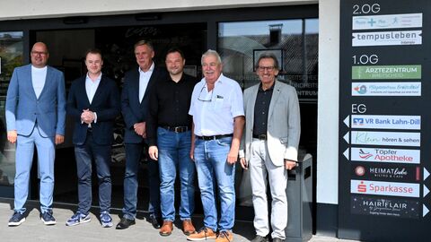 Mehrere Männer stehen vor Gesundheitszentrum in Breitscheid