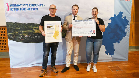 3. Preis: makeIT – Der „Makerspace“ für Zukunftstechnologien, Gelnhausen, Main-Kinzig-Kreis Eine Gruppe steht bei der Preisverleihung mit ihrem Preis zusammen.