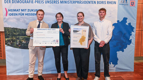 3. Preis: AuszeitCardPlus, Region Nordhessen Eine Gruppe steht bei der Preisverleihung mit ihrem Preis zusammen.
