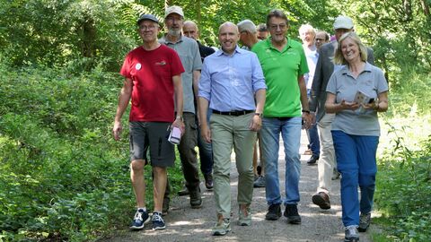 Projekt Kultura Trails Dieburg Minister Manfred Pentz und Mitglieder der NaturFreunde Hessen während der Wanderung