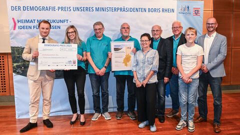 2. Preis: Waldschwimmbad Sinn Eine Gruppe steht bei der Preisverleihung mit ihrem Preis zusammen.