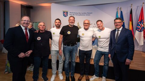 Ministerpräsident Boris Rhein mit den Rheingau Vista Boys beim Jahresempfang 2025 in Brüssel