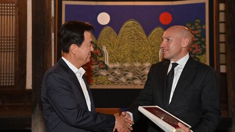 Manfred Pentz schüttelt Gouverneur von Chungnam die Hand